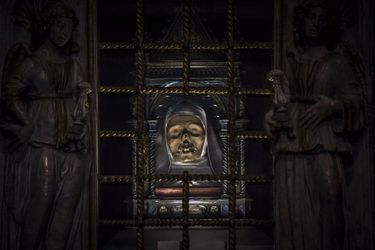 Une relique qui fait frémir. Du fond des âges et dans sa chapelle de la basilique San Domenico à Sienne, en Italie, sainte Catherine semble interpeller les fidèles.