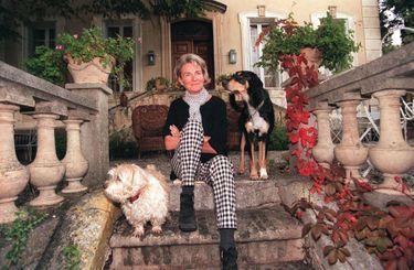 « Dans la maison de Villecroze où elle s'entoure d'animaux, Sybille est choquée par l'ampleur du scandale. Les deux piliers qui unissent Flamands et Wallons, dit-elle, sont la royauté et le football. » - Paris Match n°2632, 4 novembre 1999