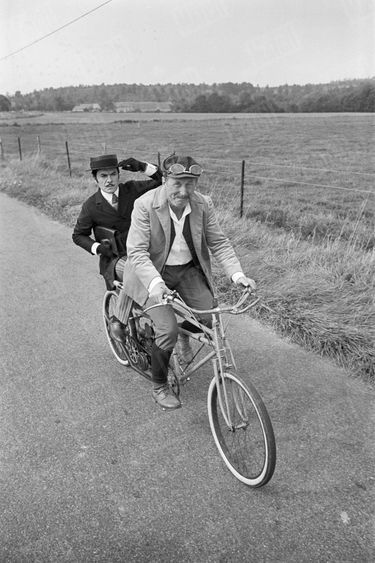 Bourvil, ici en compagnie de Robert Hirsch, sur le tournage du film "Les Cracks" de Alex Joffe, en septembre 1967. Des examens médicaux, suite à un accident de vélo lors du tournage, vont révéler son cancer.