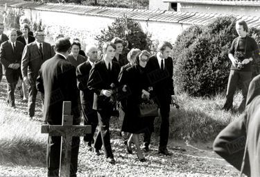 Les obsèques de Bourvil dans le cimetière de Montainville, le 25 septembre 1970. Ici, son épouse Jeanne entourée de leurs deux fils Dominique et Philippe.