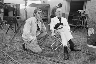 Bourvil et Jean-Pierre Mocky en septembre 1969, sur le tournage du film "L'étalon". Le réalisateur a donné un crâne rasé à son personnage, afin de dissimuler un des effets secondaires de la chimiothérapie, la perte des cheveux.