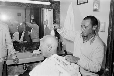 Bourvil en septembre 1969, sur le tournage du film "L'étalon" de Jean-Pierre Mocky. Le réalisateur a donné un crâne rasé à son personnage, afin de dissimuler un des effets secondaires de la chimiothérapie, la perte des cheveux.