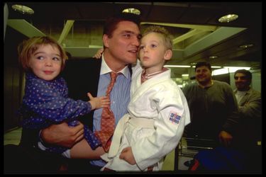 David Douillet à son retour en France, après sa victoire aux championnats du monde de judo en 1995.