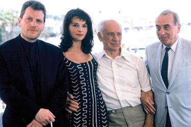 Conférence de presse pour le lancement du film au Festival de Cannes 1989. De g. a dr. : les comédiens Tchéky Karyo (pressenti pour le rôle de Salih) et Juliette Binoche, le réalisateur Elia Kazan et le producteur Anatole Dauman.