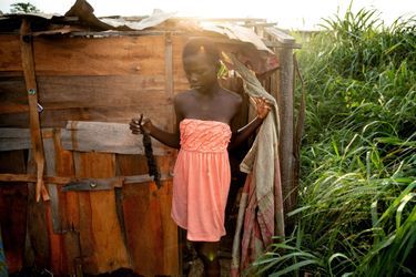 De sorcière à prostituée : une jeune fille, parmi des milliers, devant sa « chambre » près de Kinshasa.