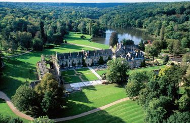L’Abbaye des Vaux de Cernay : 80 hectares, 160 chambres sur 3 bâtiments.