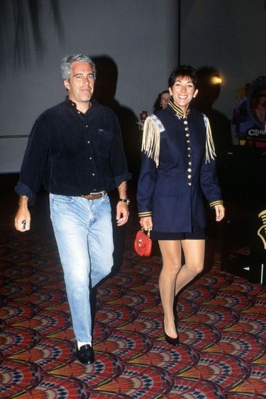 Les galons de Ghislaine : « petite amie principale ». Avec Jeffrey Epstein à une première de cinéma, en 1995 à New York.