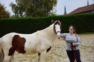 Mélissa avec Helsa Trois Vallées, son paint horse, à Berny-en-Santerre.