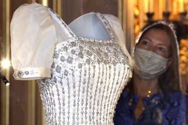 Détail du corsage de la robe de mariée de la princesse Beatrice d’York, exposée au château de Windsor, le 23 septembre 2020