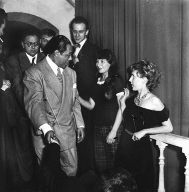 Boris Vian félicite Duke Ellington après son concert au Club Saint-Germain-des-Prés, avec Juliette Gréco and Anne-Marie Cazalis, en juillet 1948.