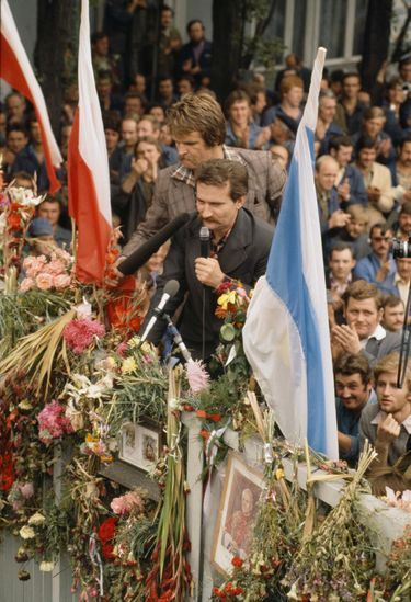 Lech Walesa célèbre la signature des accords de Gdańsk, le 31 août 1980.