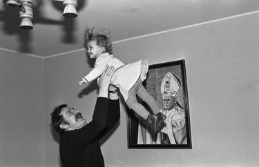 Lech Walesa chez lui avec sa fille, devant un portrait de Jean-Paul II, en novembre 1980.