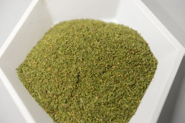 Ces feuilles d'Artemisia annua séchées se sont révélées les plus efficaces lors des tests en laboratoire menés à l'initiative de l'institut Max Planck de Potsdam