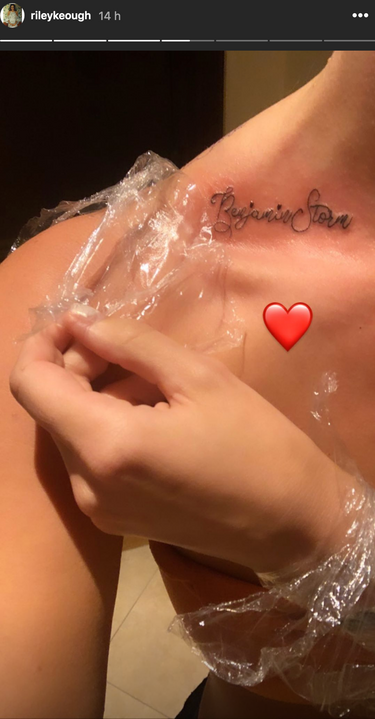 Riley Keough dévoile le tatouage qu'elle a fait pour rendre hommage à son frère Benjamin, le 28 juillet 2020