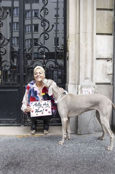Pendant le confinement à Paris, le 29 avril, avec Madame, sa chienne braque.