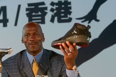 Son logo : « jumpman », l’homme volant. Les Air Jordan 19, en 2004, sont présentées en conférence de presse.