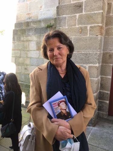 Véronika, la fille de Jean-Paul Hamel, tenant la photo de son père en couverture de Paris Match, à l’issue de la cérémonie religieuse en son honneur à Vannes, vendredi 15 mai 2020.
