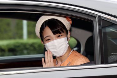 La princesse Mako du Japon est allée voir ses grands-parents l’empereur émérite Akihito et l’impératrice émérite Michiko, le 25 octobre 2021, veille de son mariage