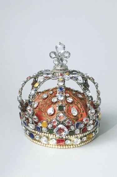 La couronne du sacre de Louis XV était sertie de centaines de pierres dont huit diamants Mazarin, le Sancy sur la fleur de lys et le Régent, au centre du bandeau.