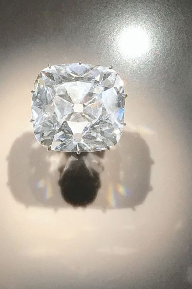 Ce diamant de 19,07 carats était l’un des 18 « mazarins » de la collection du cardinal Mazarin. Il a été vendu 14,5 millions de dollars par Christie’s en 2017.