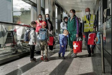 Le 6 mai à l’aéroport. Deux jours plus tard, cinq autres enfants arriveront à Genève. Des vols sont prévus jusqu’en juillet.