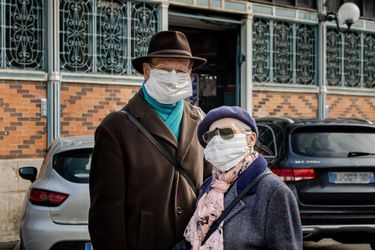 A Dijon, le 26 mars, un couple porte des masques confectionnés à partir de feuilles d'essuie-tout.