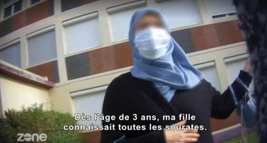 Cette mère d’élève explique devant la caméra cachée : « Avant, il y avait deux séances par semaine, une séance d’éducation islamique, une autre de Coran. »