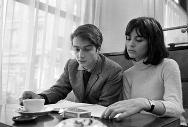Chantal Goya avec Jean Pierre Léaud sur le tournage de «Masculin Féminin » de Jean-Luc Godard, en novembre 1965.