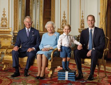 Portrait officiel des 90 ans de la Reine entourée de ses trois héritiers : Charles, William et George, 2 ans et demi. À Buckingham, en 2016