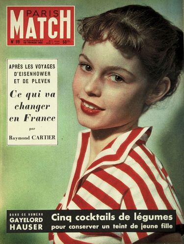 Brigitte Bardot à 16 ans, sa toute première apparition en couverture de Paris Match n°99, daté du 10 février 1951.