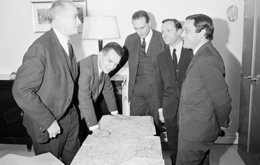 «Conseil de guerre : Dannaud, Charbonnel, Chirac, Mazeaud, Binet.» - Paris Match n°929, 28 janvier 1959