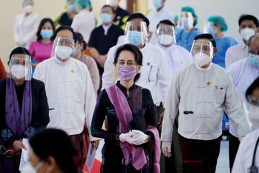 Le 27 janvier, dernière apparition publique d’Aung San Suu Kyi, dans un hôpital de Nay Pyi Taw.