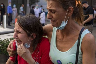 Deux employées réagissent après le licenciement de centaines de personnes à l'hôpital de l'Université américaine de Beyrouth.