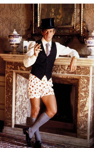 Jean-Paul Belmondo insolent et chic en caleçon blanc à pois rouges dans « Le guignolo »,en 1980.