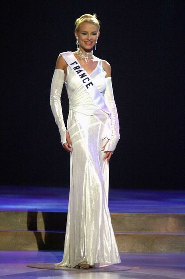 Elodie Gossuin lors du concours Miss Univers 2001 à Porto Rico. Malgré ces rumeurs calomnieuses, elle avait accédé au top 10.