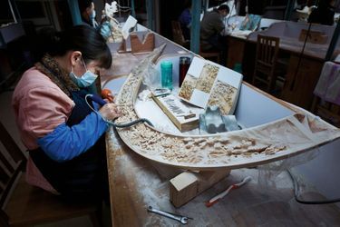 Une sculptrice d’ivoire, à Pékin, où cet art ancestral est surnommé « l’un des trois trésors ». La Chine reste le premier marché mondial de l’ivoire, même s’il y est désormais interdit.