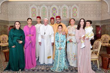 La princesse Lalla Khadija avec la famille royale du Maroc et le pape François, le 30 mars 2019