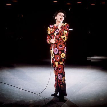 Judy Garland sur scène, en 1960. Elle va triompher au Carnegie Hall, et son disque rapportera plus d’un million de dollars,.