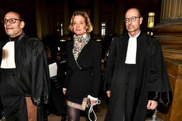 Delphine Boël encadrée par ses avocats, le constitutionnaliste Marc Uyttendaele et le spécialiste du Droit des familles Yves-Henri Leleu lors de la session de la cour de cassation le 13 décembre 2019 à Bruxelles.