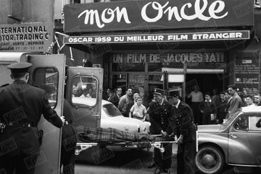 Le corps de Boris Vian est emporté par les secours. L'auteur est mort d'un arrêt cardiaque lors de la projection du film « J'irai cracher sur vos tombes » au cinéma Marbeuf à Paris, le 23 juin 1959.