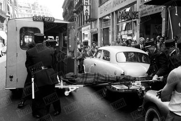 Le corps de Boris Vian est emporté par les secours. L'auteur est mort d'un arrêt cardiaque lors de la projection du film « J'irai cracher sur vos tombes » au cinéma Marbeuf à Paris, le 23 juin 1959.