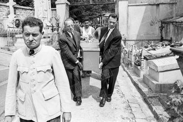 L'enterrement de Boris Vian au cimetière de Ville d'Avray, le 26 juin 1959. 