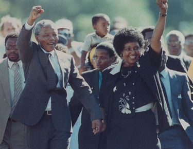 Nelson Mandela, accompagné de son épouse Winnie et de ses soutiens, le jour de sa libération, le 11 février 1990.