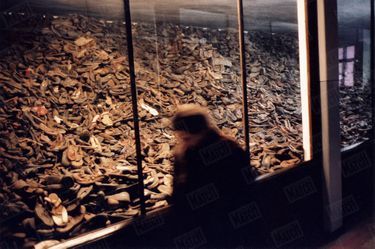 « Simone Veil se recueille devant l’hallucinant entassement de chaussures trouvé dans le camp. Désigné comme «terre de martyre» en 1946, Auschwitz est devenu un musée l’année suivante. On peut aussi y voir 7 tonnes de cheveux, en partie déjà emballés, destinés à être livrés par paquets de 25 kilos... » - Paris Match n°2904, 13 janvier 2005