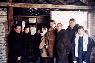 « Photo de la mémoire: Jean, Deborah, Isabelle, Sébastien, Aurélien, Pierre-François et Lucas entourent Simone Veil. » - Paris Match n°2904, 13 janvier 2005