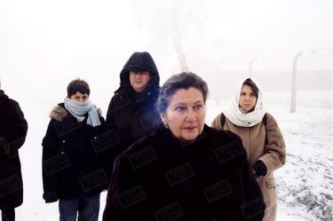 « Lucas, Pierre-François, Simone Veil et Isabelle, face à l’abomination ultime : les ruines des chambres à gaz. » - Paris Match n°2904, 13 janvier 2005