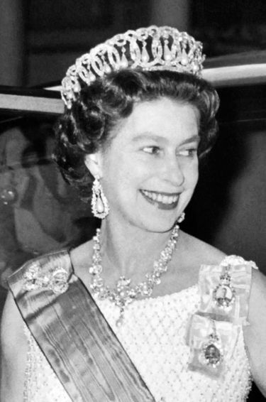 La reine Elizabeth II coiffée de la Vladimir tiara, le 15 juin 1972