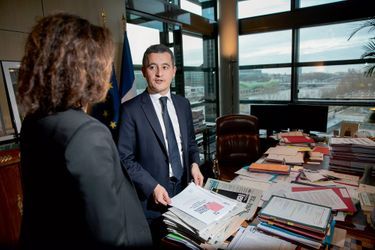 Gérald Darmanin dans son bureau à Bercy avec une collaboratrice, le 16 décembre.