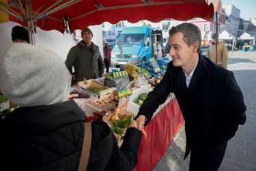 Gérald Darmanin en campagne pour les municipales sur un marché à Tourcoing le 1er décembre.