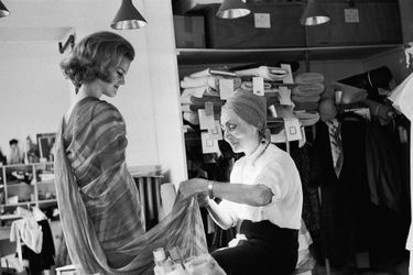 Alix Grey dans son salon d'essayage, en 1963.